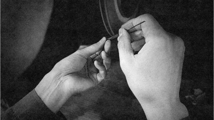 Hands Creating Valtoria Glasses_01